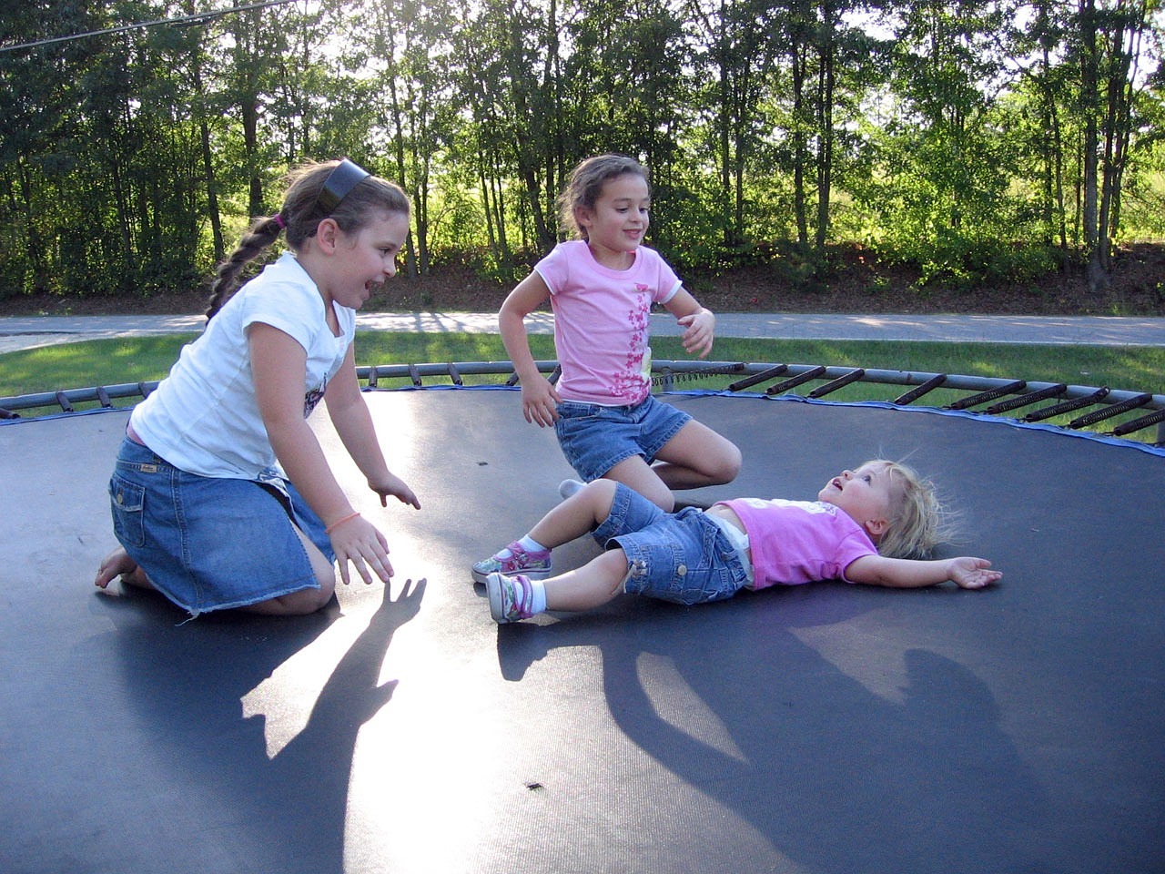 3 holky na trampolíně