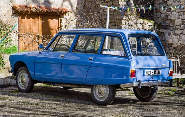 modrý automobil