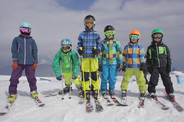 skupinka na lyžích